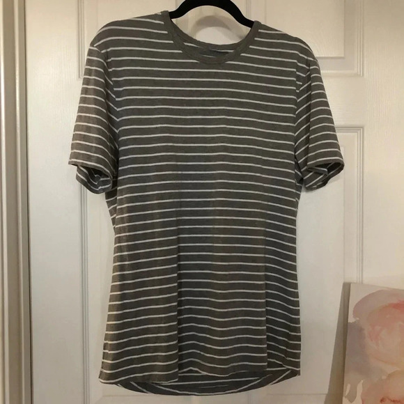 ! Mint Lululemon Large Gray Striped T-Shirt - Picture 1 of 3